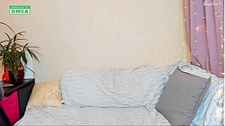 creamy-lissa performs a striptease on webcam