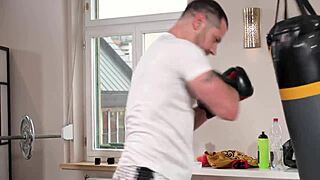 피트니스 치크 레베카 볼페티가 속옷 입고 복싱 트레이너 유혹해