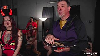 Blondínka a ebony zažívajú intenzívne potešenie v análnej BDSM drke