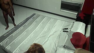 ペティートアルビナ・ガリーニャが隠しカメラで指マン