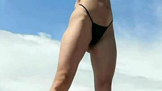 Kiara Meow meztelenül vetkőzik nedves strandon!