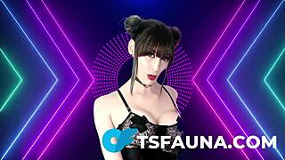 Wow! Fiatal shemale keményen élvez lovagolva a vastag 10 hüvelykes BBC dildón!