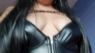 Stunning leather-clad domme rides to climax on leg