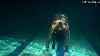 hé, nézd Lozhkovát átlátszó sortban pancsolni a medencében, olyan forró, mint mindig!