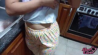 Взех пари от портфейла на заварения си син, сега е в кухнята и ги иска, затова му предлагам големия си задник да го вземе без милост