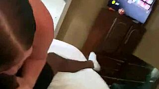 Amaterska punca strastno sesa trd kurac