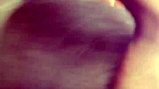 Suhoparna punca z velikanskim črnim kurcem.