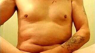 男がチンポにリングつけてオナニー