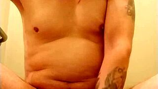 男がチンポにリングつけてオナニー