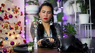 검은 라텍스 장갑으로 강렬한 페티시 ASMR 경험