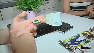 หนุ่มจนอนุญาตให้เพื่อนเฮี้ยนเย็ดแฟนสาวเพื่อเงิน