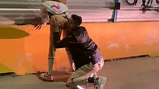 街中と友達宅で全裸になるエロ女