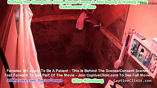 Clover Eliza Shields e nervoasă când părinții o duc la doctor pentru examen ginecologic în Tampa