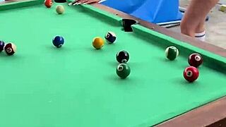 街中と友達宅で全裸になるエロ女