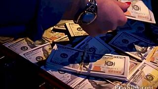 Bundne lesbiske pornostjerner leker strap-on fetish