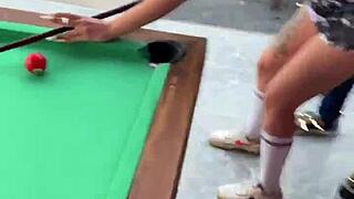 街中と友達宅で全裸になるエロ女