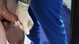 간호사가 병원 라텍스 플레이에서 딜도로 강렬한 오르가즘