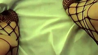 강렬한 풋잡과 컴샷 동안 브루넷 발이 정액으로 덮여