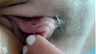 ¿Me extrañaste? Estuve ausente, pero regreso con este primer plano de mi gran clítoris para ti! 😘