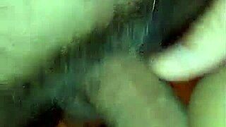 Горячая соседка шокирует обильной кремпаем в догги от хуя