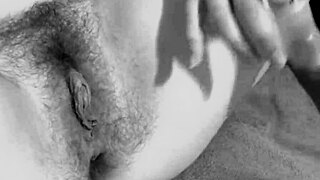 Érett leszbikusok próbálnak új szexjátékot arcüléssel, szőrös picsanyalással házi közeliben