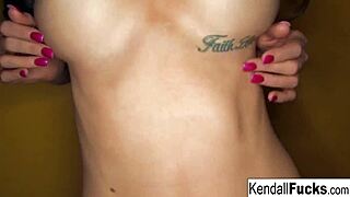 Kendall Karson robí sexy teáser s fetišovým nádychom