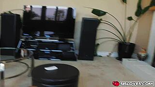 Αδελφάκια γαμάνε στον καναπέ με βαθύ πίρουνι και πνιγμό μέχρι σπέρμα