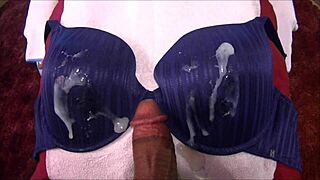 Punhetando e gozando no sutia azul 38d with big tits and cum.