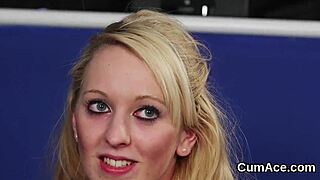 kuuma kaunotar blowbangissä: sperma kasvoille, nielee kaiken kumin