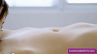 Hei, lihat masseuse Asia Nicole Doshi kerjain memek botak Hime Marie