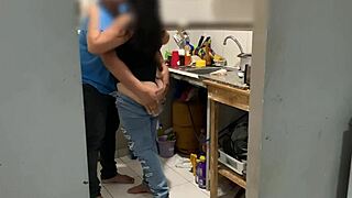 Me Culeo A Mi Hermanastra Mientras Cocina En La Cocina