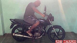 concertou a moto e meteu a piroca tattoo milf oral sex