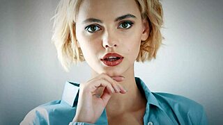 Абелла Дейнджер растягивает свою большую жопу в примерочной