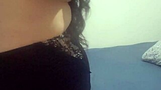 novinha gordinha tirando a roupa para a camera