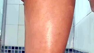 Невероятно! Игра с дезодорантом после душа с похотливой девчонкой!