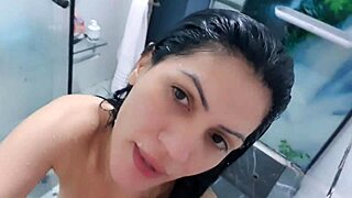 Gata tomando banho tira sua calcinha!