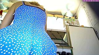 شقراء مثيرة ممسوسة في كاميرا خفية تظهر تنانيرها في العمل