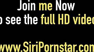 Ces blondes pulpeuses peuvent-elles gérer les gros seins de Siri en trio ?