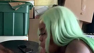 Соседка помогла переехать, так что я заплатил минетом 😜