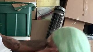 Соседка помогла переехать, так что я заплатил минетом 😜