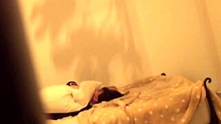 뜨거운 아시안, 숨겨진 스파이캠에서 문지르다 걸려