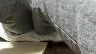 1人でカメラの前でオナニーして自分のオナニーしてる姿をみて興奮するオナニーし初めの女子生。