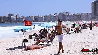 Mamando a piroca do vendedor de picolé da praia, wow!