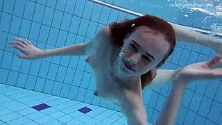 痩せたティーン18+ アンナ・ネトレプコが水中でビキニ姿