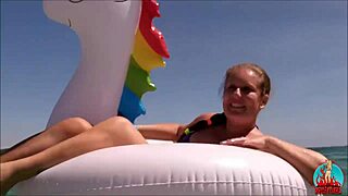 남편과 유니콘 해변에서 야외 에로 섹스