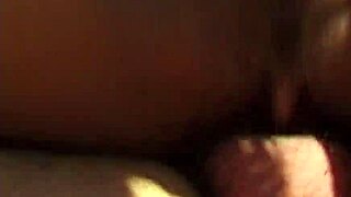 Nera troia presa rough su spiaggia pubblica nella prima scopata selvaggia