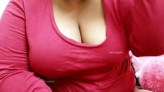 desi bhabhi priya showing off her sexy tits 😍