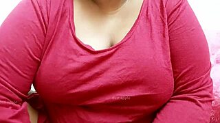 desi bhabhi priya showing off her sexy tits 😍