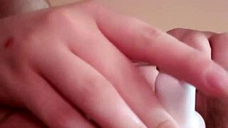 Genç gay parmağı ve vibratörle götünü oynuyor