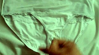 masturbándome con los panties de mi novia